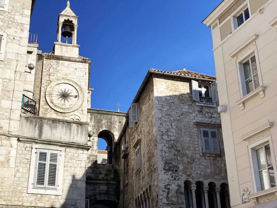 wall of the Narodni Trg, showing clock with 24 hours