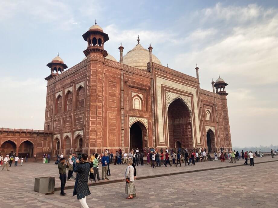 Mosque and terrace next to the Mausoleum of the Taj Mahal